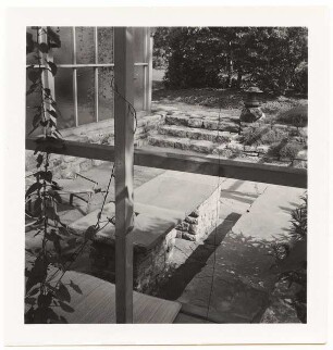 Garten Prof. Wilhelm Kempff, Potsdam: Gartensitzplatz aus Stein mit Pergola