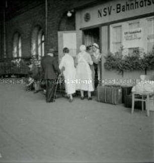 Der Bahnhofsdienst der NS-Volkswohlfahrt im Anhalter Bahnhof