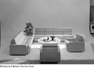 Couchtisch : Sitzgruppe "Cuba" (1972; Möbelkombinat Erfurt (MKE)). Ansicht mit Couchtisch