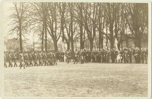Prinz Wilhelm von Preußen, späterer Kaiser Wilhelm II., König von Preußen in Husarenuniform mit Offizieren bei Besichtigung der Gardehusaren, in einem Park mit Statuen