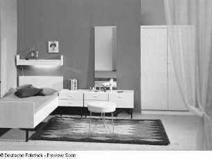 Schlafzimmermöbel : Leipziger Herbstmesse, 1972. Schlafzimmermöbel (1972; Zentrales Entwicklungsbüro Schkeuditz). Ansicht mit Nachtschränken, Bett und Wäscheschrank