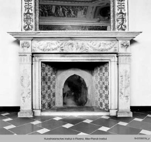 Kamin mit Putten- und Fruchtgirlanden im Relief und Spiegelaufsatz - Camino col rilievo di putti e ghirlandi e sopra uno specchio
