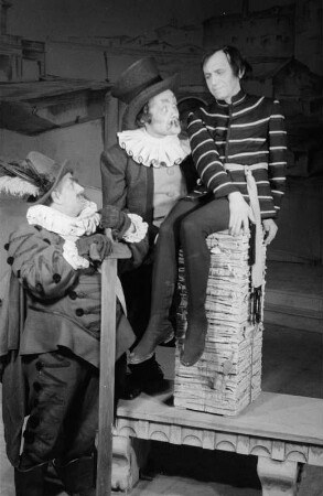 Szenenbilder aus dem Stück "Crispin und der tugendhafte Glücksritter" von Jacinto Benavente im Theater am Schiffbauerdamm Berlin