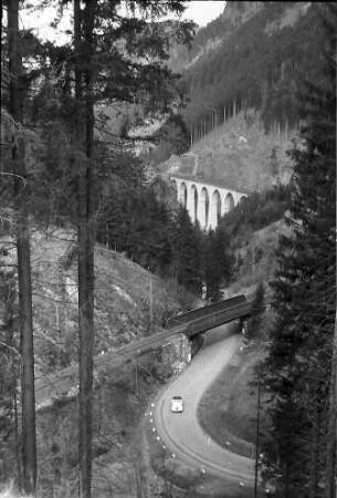 Höllental: Blick von der oberen Kurve auf Überführung