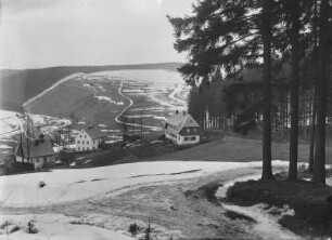 Schmalzgrube, Ortsteilansicht : Schmalzgrube. Ortsteilansicht im Frühling zur Schneeschmelze, links die Schule Nr. 7