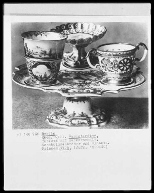 Tablett mit Schokoladenbecher, Zuckerschale und Einsatz