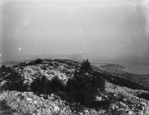 Meerblick : Blick von einer Bergkuppe auf das Meer mit Meeresbuchten
