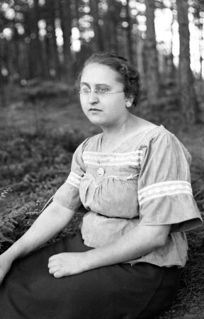 Bildnis einer jungen Frau in einem Wald