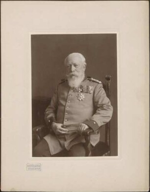 Großherzog Friedrich I. in Uniform mit Auszeichnungen, sitzend, Kniestück.