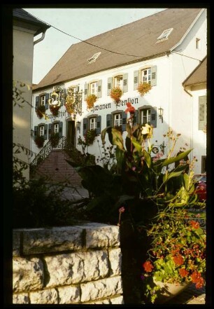 Hauptstraße mit Gasthaus