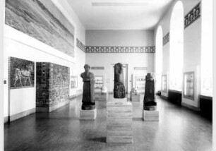 Aufstellung des Vorderasiatischen Museums im Pergamonmuseum, Babylon-Saal, Raum 6
