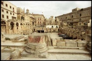 Valetta: Platz, Freedom Square, mit Ruinen und Säulenstumpf
