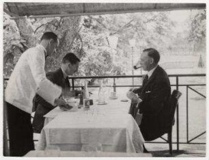 Anthony Eden und Lord Stanhope beim Lunch im Hotel Vieux Bois in Genf. links: Anthony Eden, rechts: Lord James Richard Stanhope