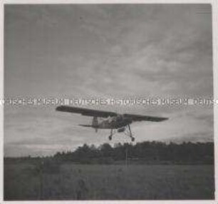 Wehrmachtssoldaten, Das Flugzeug "Storch" Fieseler Fi 156 des Generalfeldmarschalls Albert Kesselring schwebt beim Gefechtsstand ein.