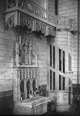 Erfurt, Severikirche, Severusaltar im Ostquerhaus mit originaler Deckplatte des Severussarkophags