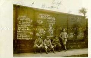 Soldatengruppe vor Eisenbahnwaggon