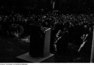 Dresden, Gedenkveranstaltungen anlässlich des 20. Jahrestages des anglo-amerikanischen Luftangriffes auf Dresden am 13./14. Februar 1945, Kranzniederlegung von französischen Gästen am Ehrenmal für die Opfer des Bombenangriffes , Großkundgebung mit Hermann Matern, 13. Februar 1965