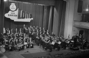 Podium mit Orchester während des Auftrittes