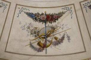 Spätklassizistische Deckenmalerei — Embleme der Musik und der Jagd — Tambourin, Horn und Pfeil