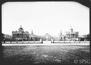 Potsdam, Communs, Blick vom Ehrenhof über den Zaun zu den Communs.