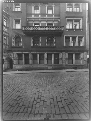 Meißen-Altstadt, Willy-Anker-Straße (Elbstraße) 30. Wohn- und Geschäftshaus. Straßenfront (Teilansicht)