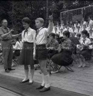 Darbietung Junger Pioniere aus Karl-Marx-Stadt in der "Pionierrepublik Wilhelm Pieck" am Werbellinsee zum Besuch von Walter Ulbricht