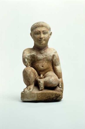 Statuette eines sitzenden Knaben