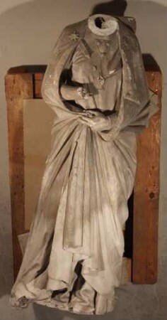 Statue mit Schultermantel von den zwölf Stifterfiguren an den Pfeilern des Westchores des Doms zu Naumburg