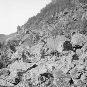 Stalheim, (Norwegen). Touristen der Hapag in Einspännern auf der Stalheimskleiva durch Felsenlandschaft am Nærøytal unterhalb des Hotels Stalheim