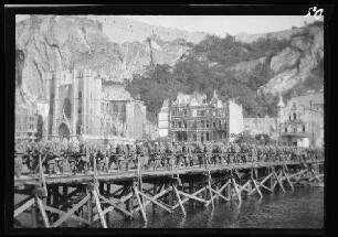 Dinant (Provinz Namur, Belgien): Überqueren der Maas (Gewässer) auf einer Behelfsbrücke ("Maasübergang I. Armee-Korps")