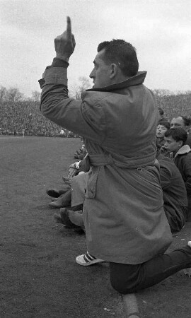 Fußballspiel KSC - FC Bayern München im Wildparkstadion.