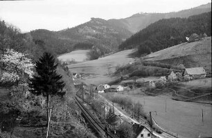 Höllentalbahn und Straße oberhalb Falkensteig