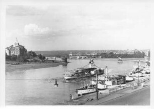 Dresden. Blick von der Brühlschen Terrasse über das Terrassenufer mit Dampfschiffanlegestellen und die Elbe mit Brückenpfeilern der zerstörten Carolabrücke und die Albertbrücke nach Ostnordost