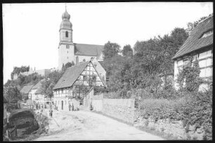 Leuben. Dorfstraße und Kirche