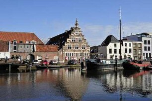 Leiden - Stadthafen : Blick auf den Stadthafen mit dem Giebelhaus "Stadstimmerwerf" von 1612, aufgenommen am 6. April 2010 in Leiden