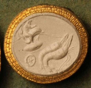 Cupido, auf einem Delphin reitend, daneben zwei Meerkrebse (Daktyliothek, Erstes Mythologisches Tausend)