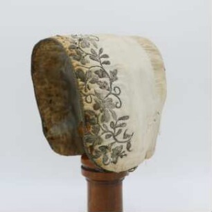 Weiße Trachtenhaube mit Silberner Metallstickerei