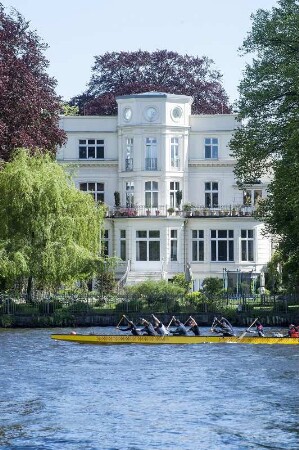 Die Außenalster ist der größere, nördliche Teil des Alstersees. Sie wird von der Alster im Norden sowie der Osterbek und Wandse im Osten gespeist. Sie fließt im Süden in die Binnenalster ab. Es gibt viele Kanäle, Fleete, und Gastronomie, die von Einheimischen und Touristen fürdiverse Vergnügungen genutzt werden