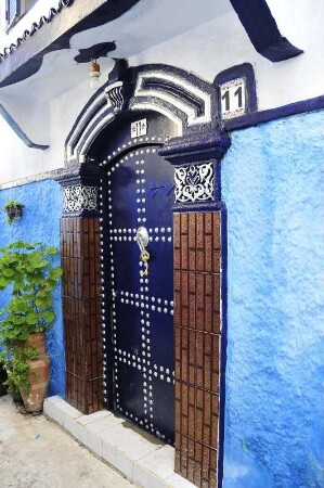 Haustür in der Kasbah : Blick auf einen reich verzierten Hauseingang in der Kasbah von Rabat, aufgenommen am 06.11.2008. Foto Uwe Gerig