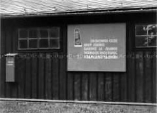 Hinweisschild auf dem Weg zur Gedenkstätte Auschwitz