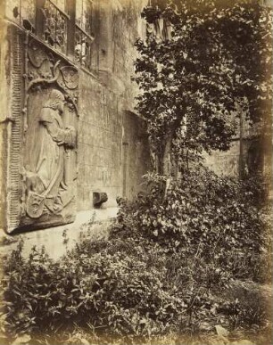 Studien an der gotischen Peterskirche in Heidelberg: Alter Grabstein und kniende Figur mit Gestrüpp