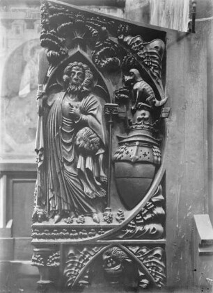 Chorgestühl des Frankfurter Doms — Süddseite — Westwange — Außenseite — Heiliger Bartholomäus und Wappen Falkenstein
