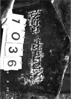 Grabstein 1036 (Index: 100098976) Maße HxBxT: 119x60x12 cm Symbolik: Trauerkranz Besonderheit: kulturhistorisch wertvoll / hist.-wiss. Gründe (Gemeindestellung): Grabstein 1036 (Detailaufnahme)