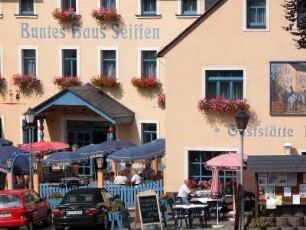 Historische Gaststätte im Zentrum des Spielzeugdorfes Seiffen im Erzgebirge