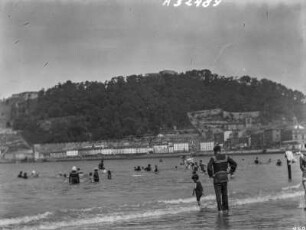 Am Strand in San Sebastian : Badende am Strand in der Bucht von San Sebastian