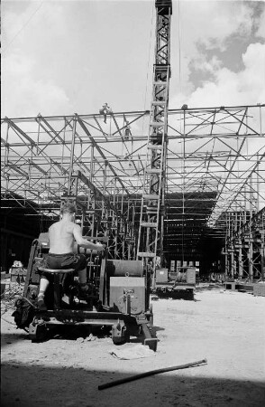 Eberswalde. VEB Kranbau Eberswalde. Montage einer Werkhalle