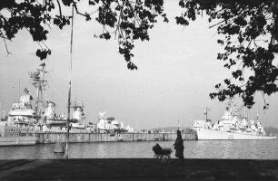 Kiel: Zerstörer [D127] der Bundesmarine am Pier, Vordergrund Frau mit Kinderwagen