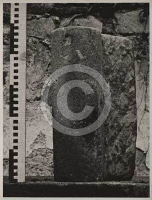 Steinfragment in der Kirchenruine Neukirch
