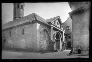 Frankenthal (Pfalz). Erkenbert-Museum. Gotisches Gebäude mit Turm, Giebel und Kanonenrohren neben dem Portal