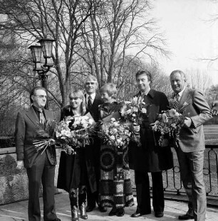 Herrenhaus [Schloss Tremsbüttel]: Terrasse: dahinter Park [Schlosspark]: Verleihung des "Goldenen Bildschirms": Preisträger mit Blumensträußen, darunter Sänger und Schauspieler Peter Alexander, Sängerin und Schauspielerin Cornelia Froboess sowie Naturfilmer Heinz Sielmann